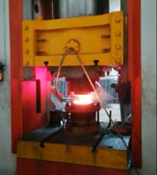 1000噸電動(dòng)螺旋壓力機(jī)齒形聯(lián)軸器鍛造現(xiàn)場